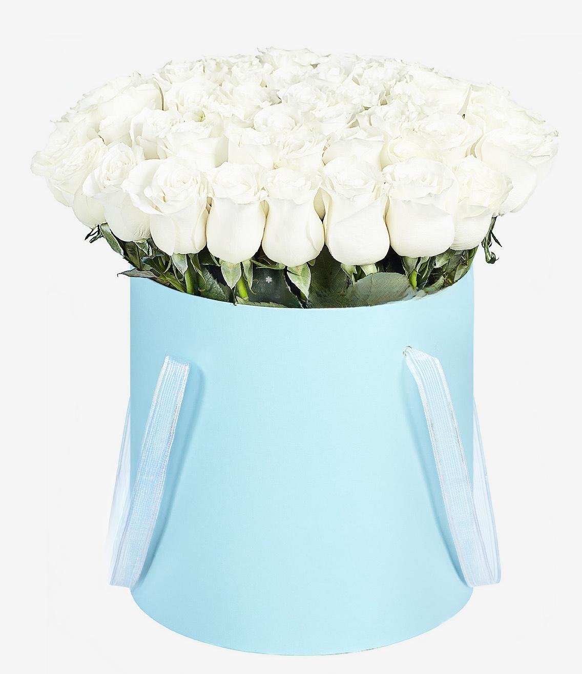 Kutija sa belim ružama
